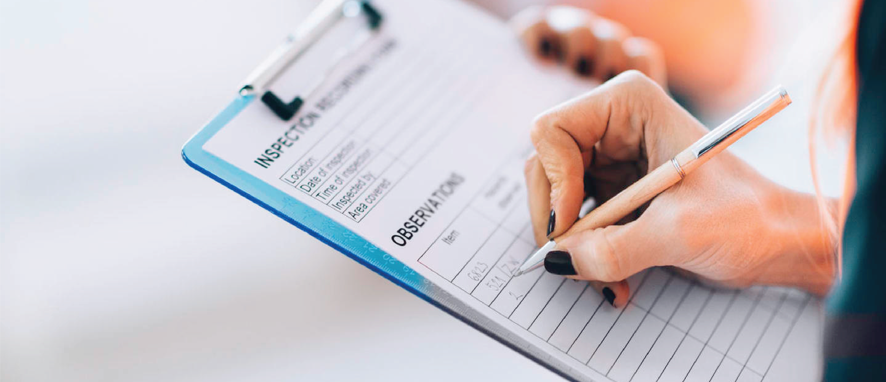 pessoa a preencher ficha de fiscalização