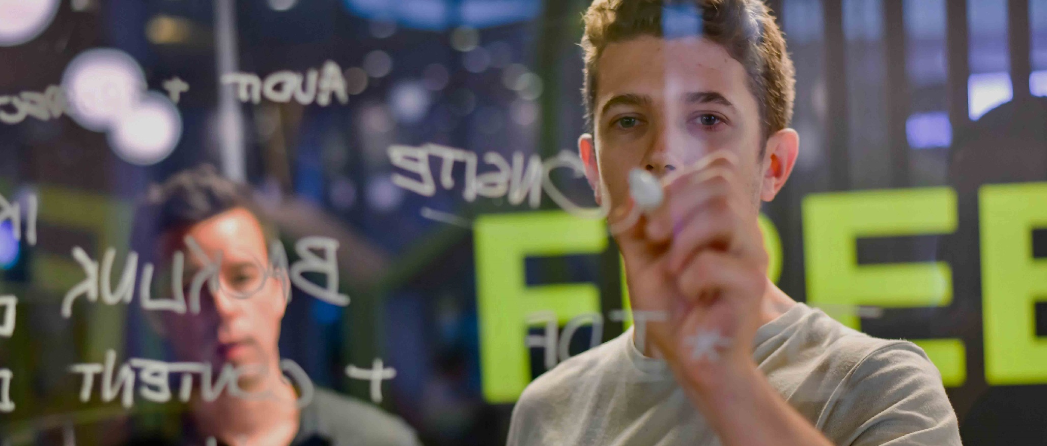 Homem a esboçar ideias num quadro