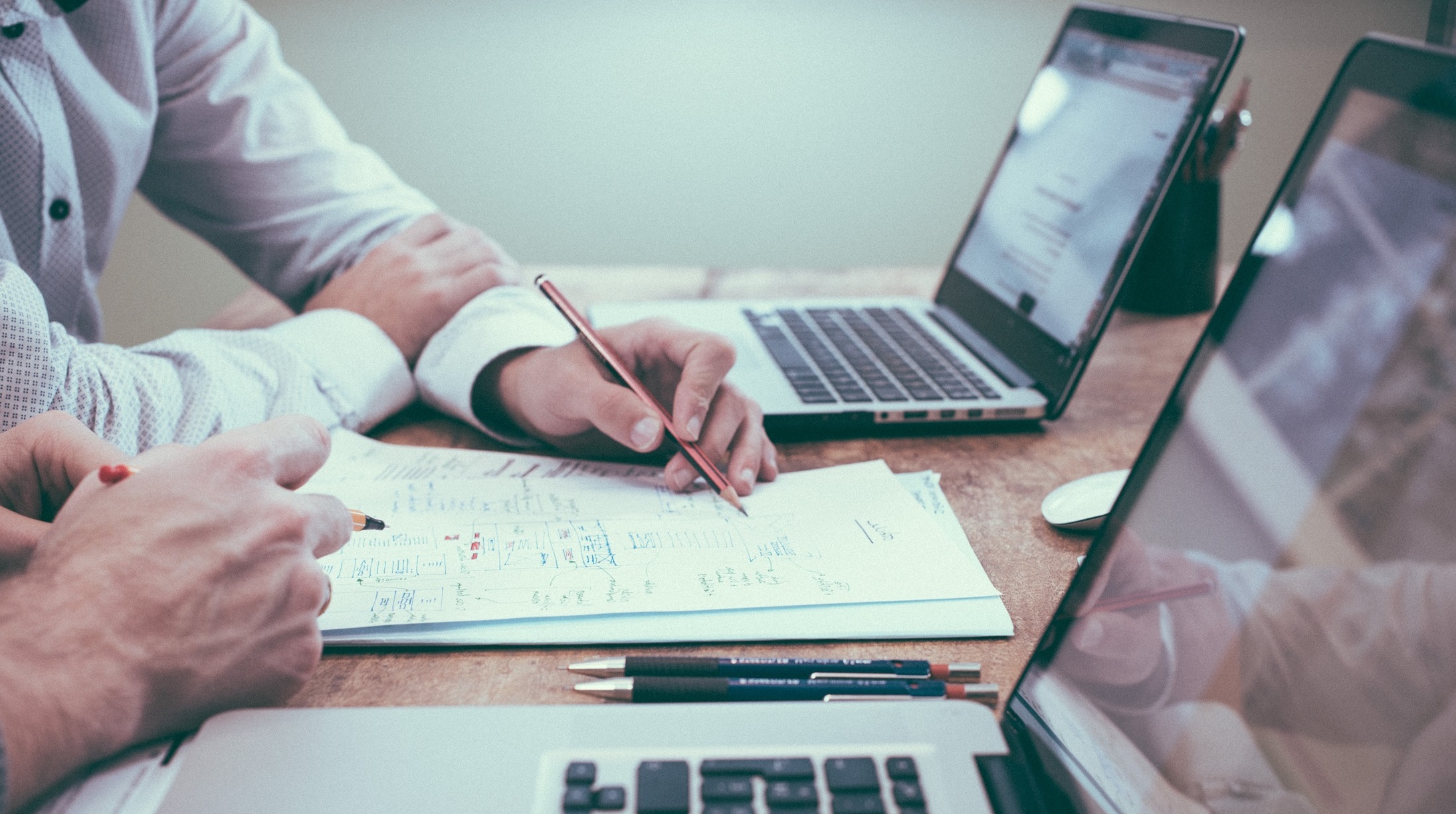 Colegas a debater ideias